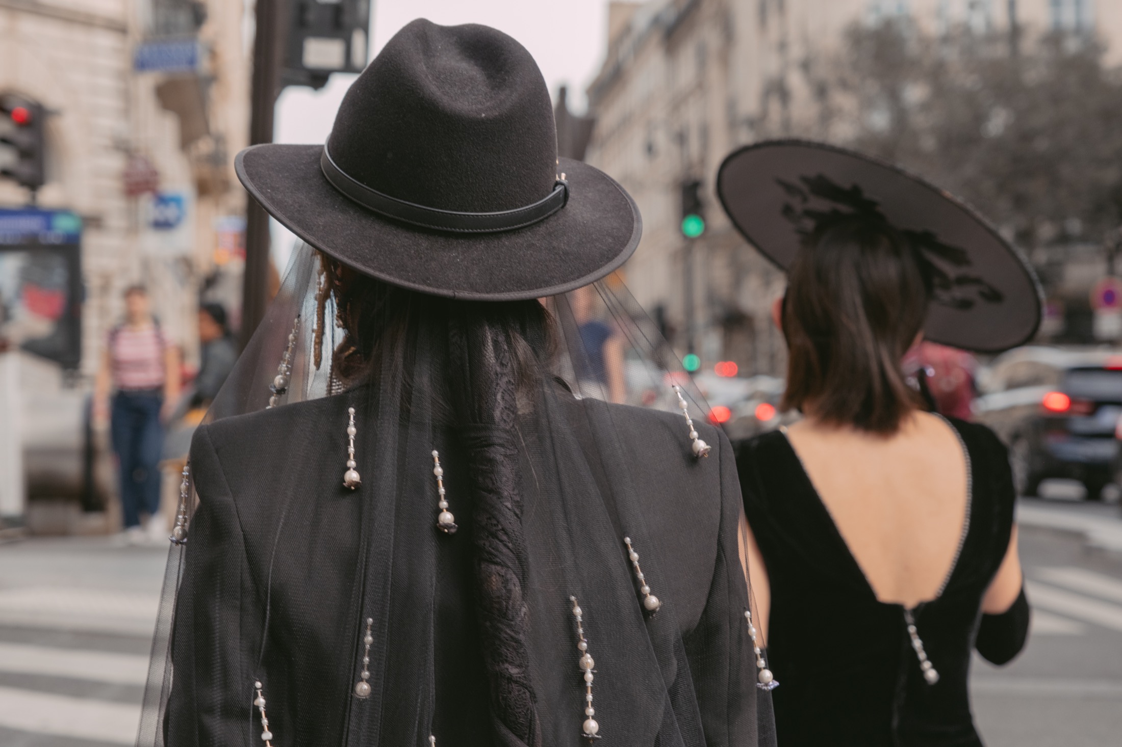 Paris Fashion Week・頭紗與大帽子・背面細節・攝影:DEUX PHOTO